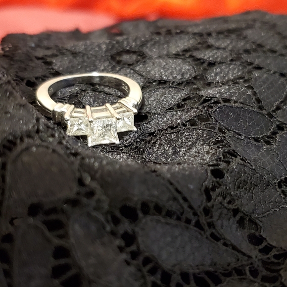 Platinum .950 Diamond Three Stone Princess Cut. - Picture 6 of 16